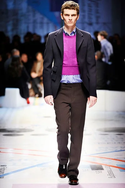 Look 16